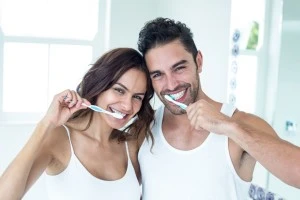 Couple se brossant les dents